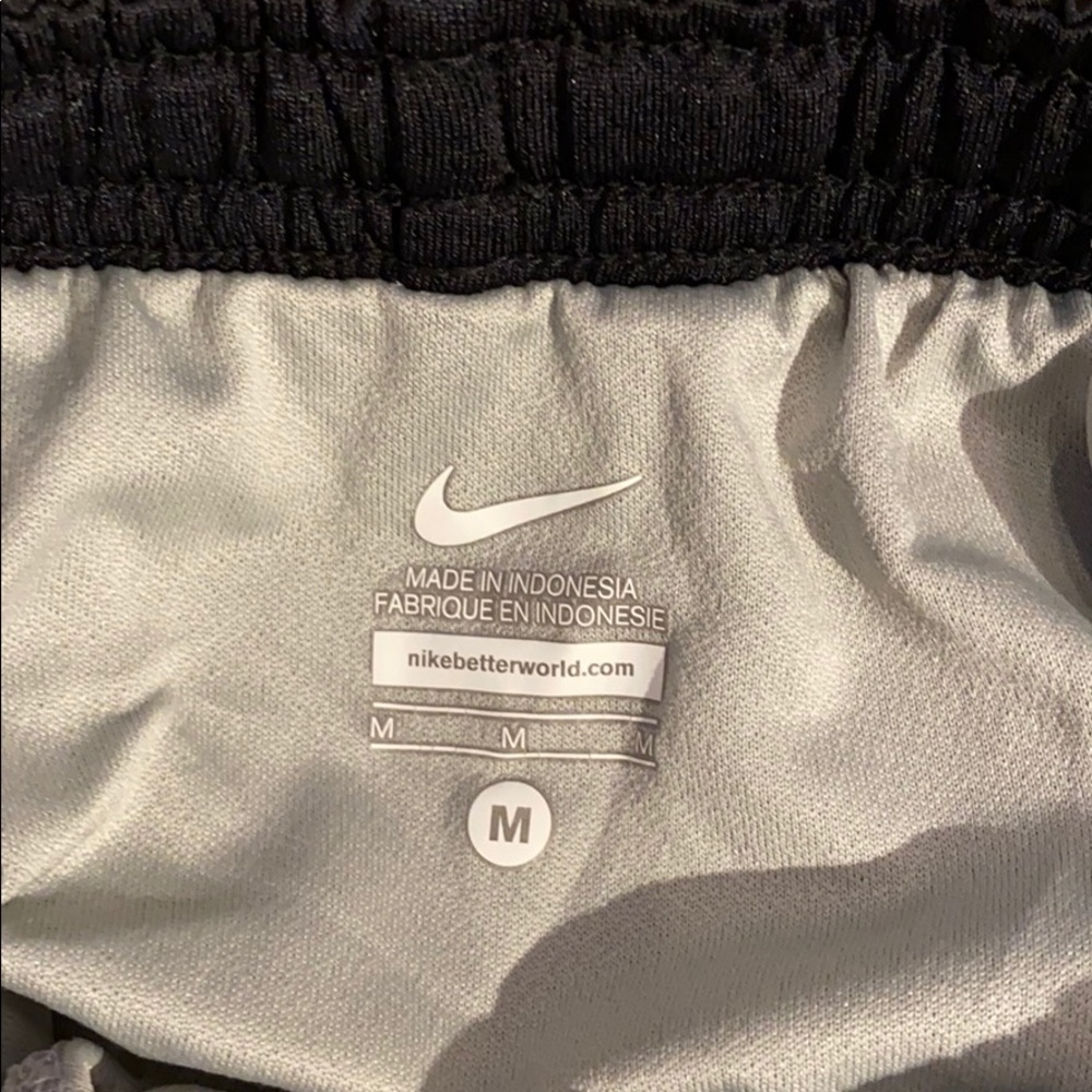 Girls Nike running shorts in black - Picture 3 of 4